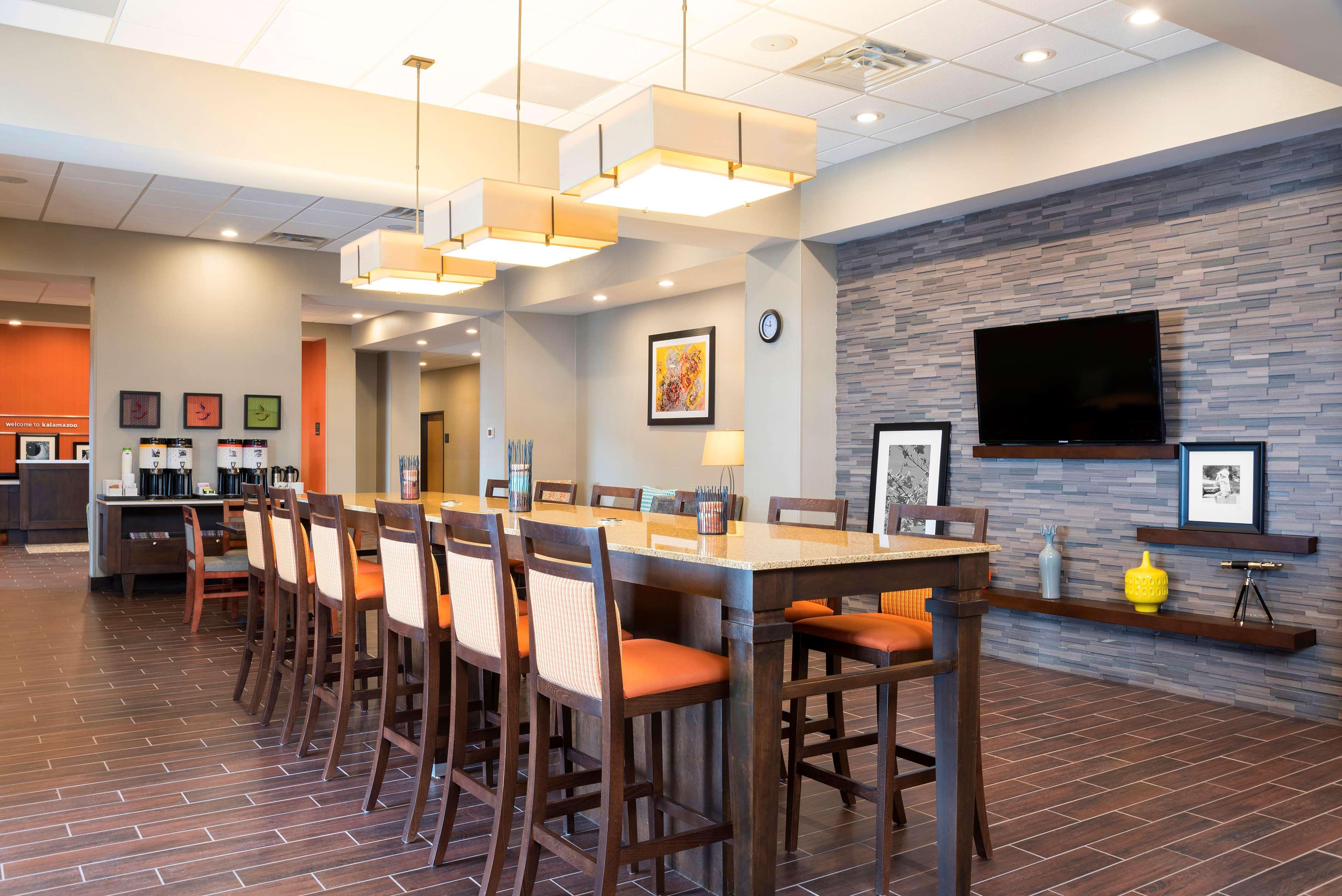 Hampton Inn Kalamazoo Dış mekan fotoğraf